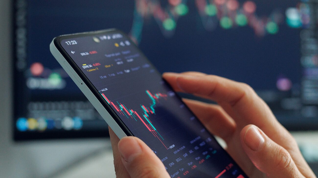 Mobile trading with financial graphs displayed